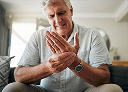 When Should You See a Hand Surgeon in Chicago, IL for Persistent Hand Pain?