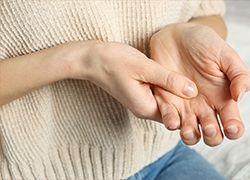 Why Does My Hand Go Numb? Common Causes and When to See a Specialist